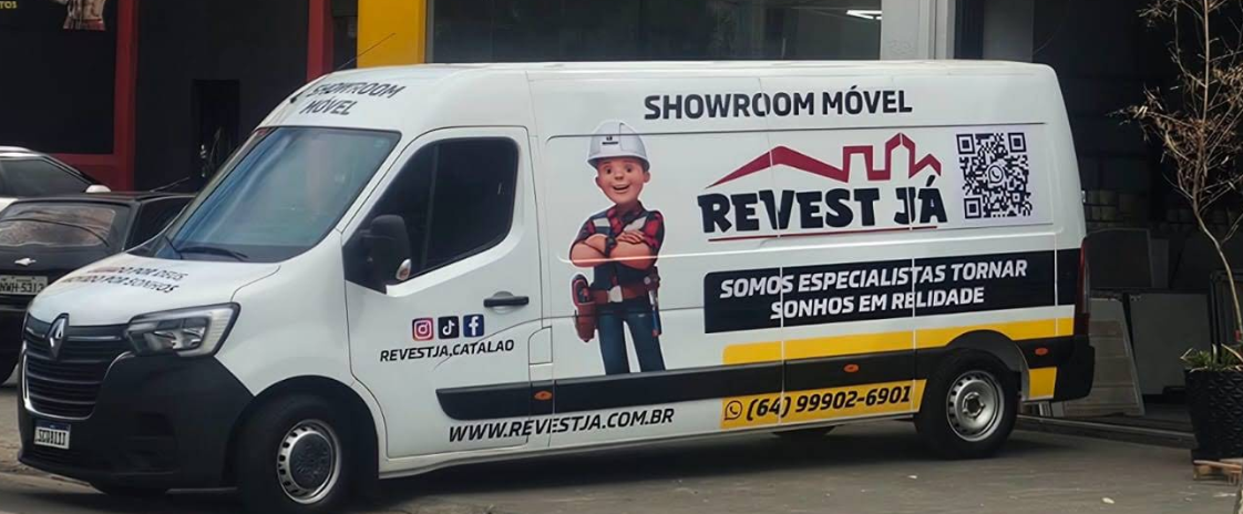 Showroom móvel da RevestJá, van que leva as opções de acabamento até o cliente